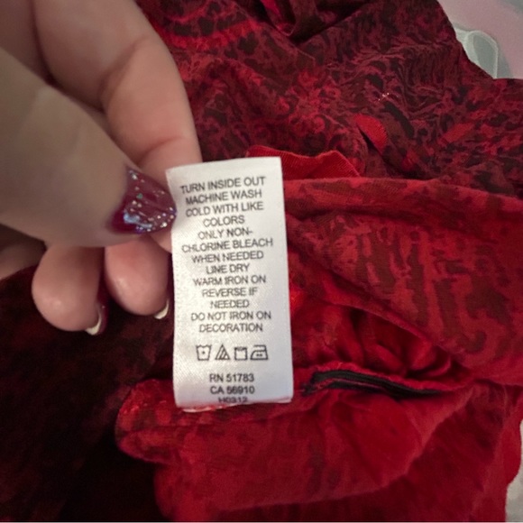 Maurices red black rhinestones one sleeve pattern tee Size L - Picture 8 of 10